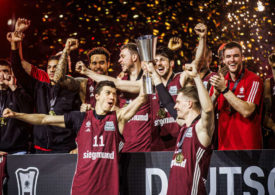 Spieler des FC Bayern Basketball feiern den gewonnenen Pokal