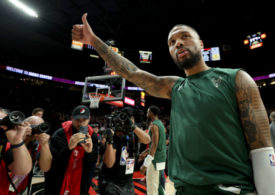 Damian Lillard reckt den Daumen in die Luft