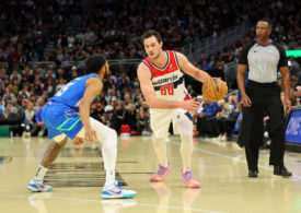 Danilo Gallinari von den Washington Wizards geht gegen einen Gegner ins Dribbling