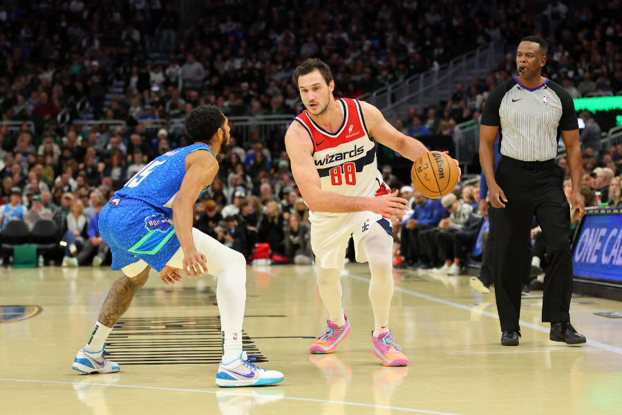 Danilo Gallinari von den Washington Wizards geht gegen einen Gegner ins Dribbling