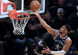 Giannis Antetokounmpo mit einem Korbleger
