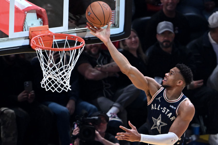 Giannis Antetokounmpo mit einem Korbleger