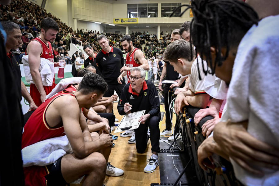 Coach Gordie Herbert bei der Besprechung mit Team Deutschland