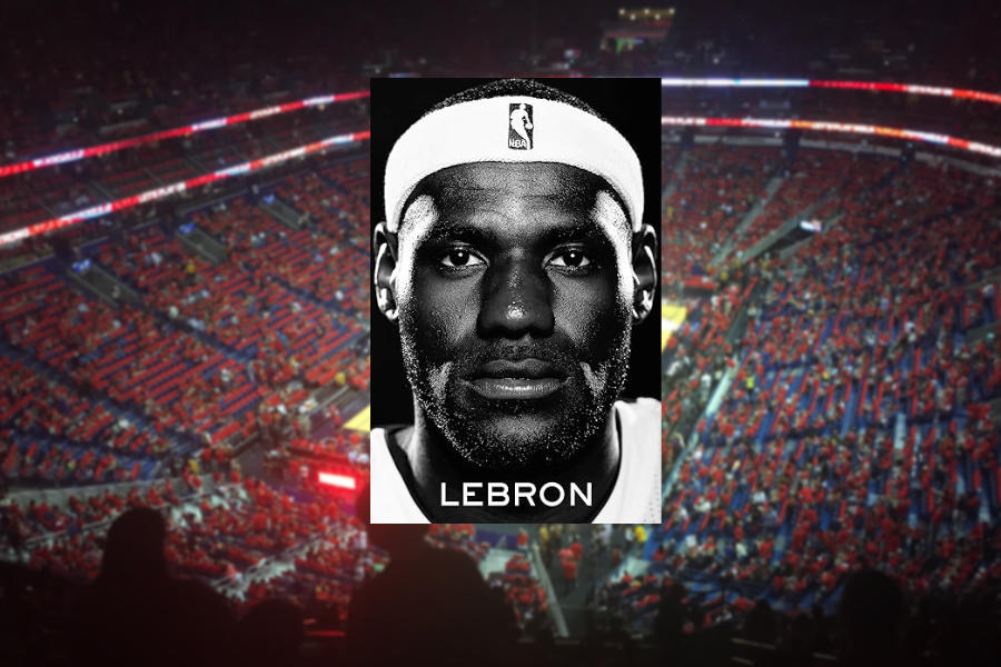 Das Buchcover der Biografie "Lebron" vor einer unscharfen Basketball-Arena