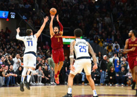 Max Sturs von den Cleveland Cavaliers wirft einen Buzzerbeater von der Mittellinie gegen die Dallas Mavericks