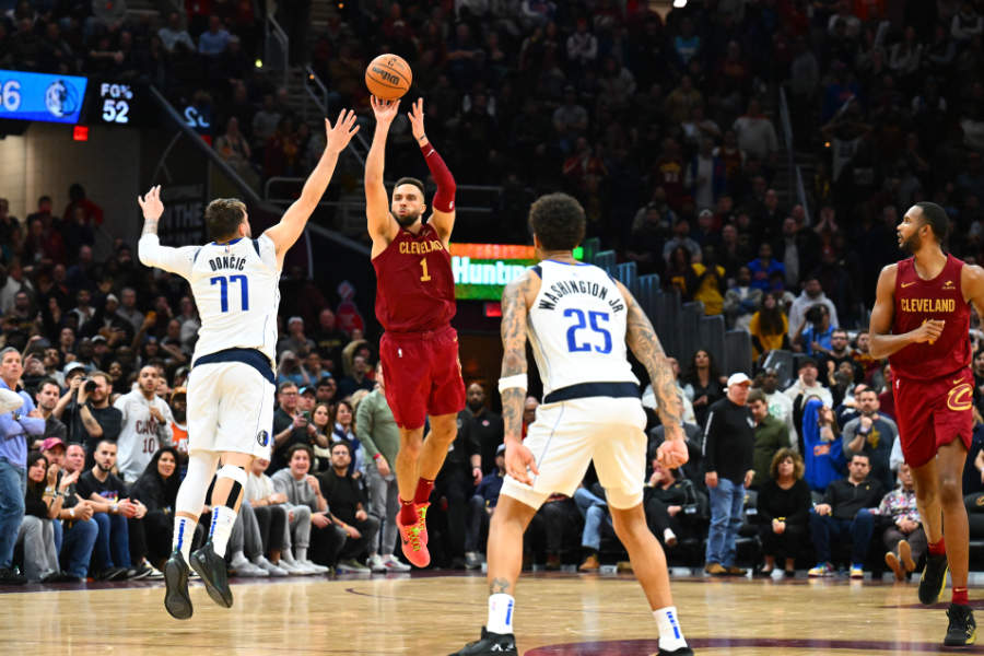 Max Sturs von den Cleveland Cavaliers wirft einen Buzzerbeater von der Mittellinie gegen die Dallas Mavericks