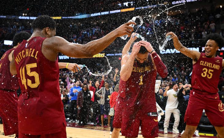 Max Strus von den Cleveland Cavaliers wird von seinen Mitspielern mit Wasser begossen