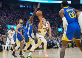 Nikola Jokic von den Denver Nuggets führt den Ball im Spiel gegen die Golden State Warriors