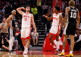 Alperen Sungun von den Houston Rockets feiert einen Korb gegen die San Antonio Spurs