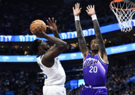 Anthony Edwards von den Minnesota Timberwolves versucht einen Dunking, John Collins von Utah Jazz versucht ihn zu blocken