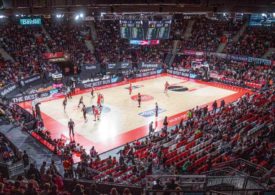 Ein Basketballspiel in einer vollen Halle