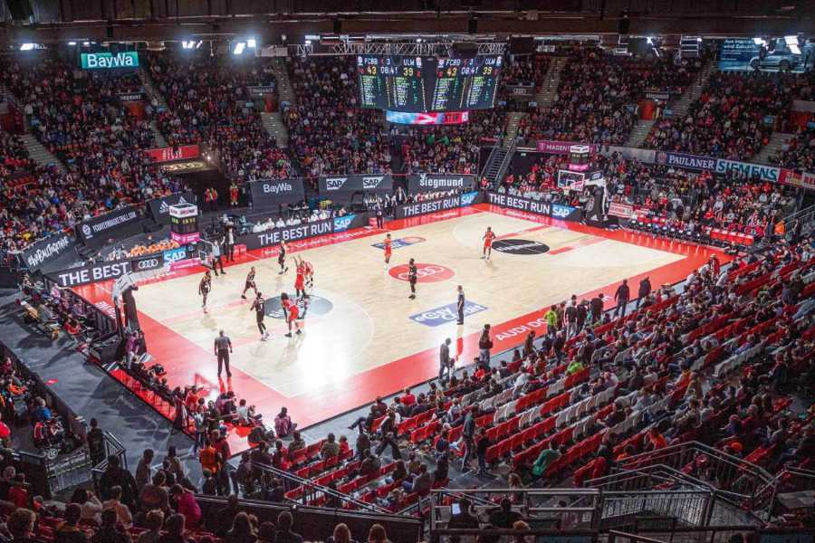 Ein Basketballspiel in einer vollen Halle