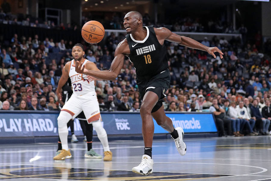 Bismack Biyombo von den Memphis Grizzlies im Sprint mit dem Ball