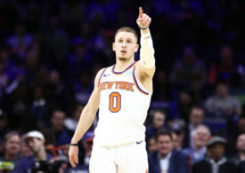 Donte DiVincenzo von den New York Knicks deutet mit dem Zeigefinger voraus