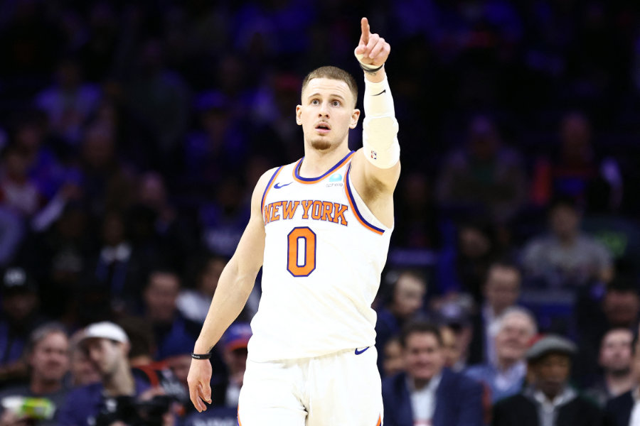 Donte DiVincenzo von den New York Knicks deutet mit dem Zeigefinger voraus