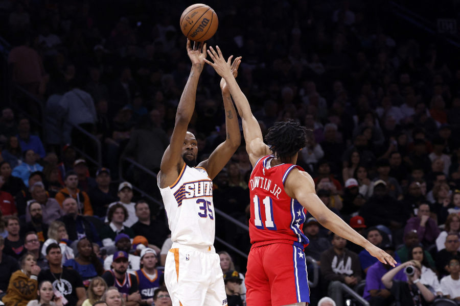 Kevin Durant von den Phoenix Suns kommt gegen einen Gegenspieler zum Wurf