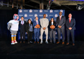 Spieler, Management und Maskottchen der LA Clippers bei einer Pressekonferenz