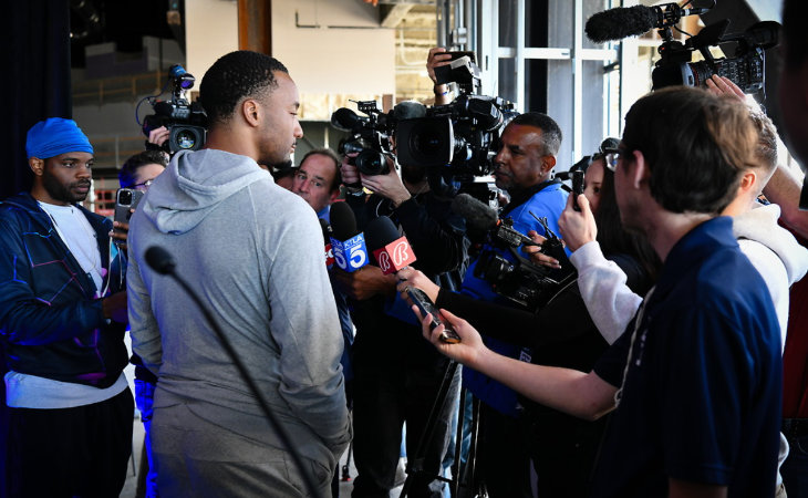 Ein Basketballspieler vor Journalisten und Kameraleuten