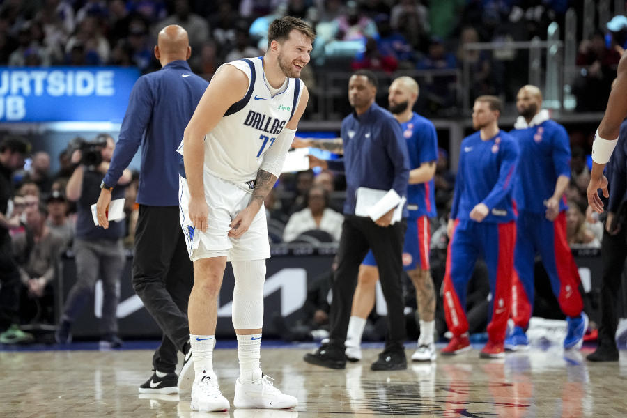 Luka Doncic lacht im Trikot der Dallas Mavericks