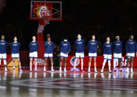 Die Basketballerinnen des Teams USA stellen sich zur Nationalhymne auf