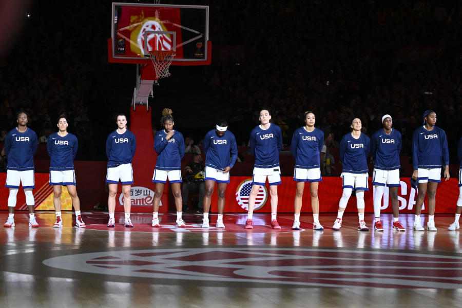 Die Basketballerinnen des Teams USA stellen sich zur Nationalhymne auf