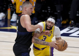 Anthony Davis von den Los Angeles Lakers behauptet den Ball im Zweikampf mit Nikola Jokic von den Denver Nuggets