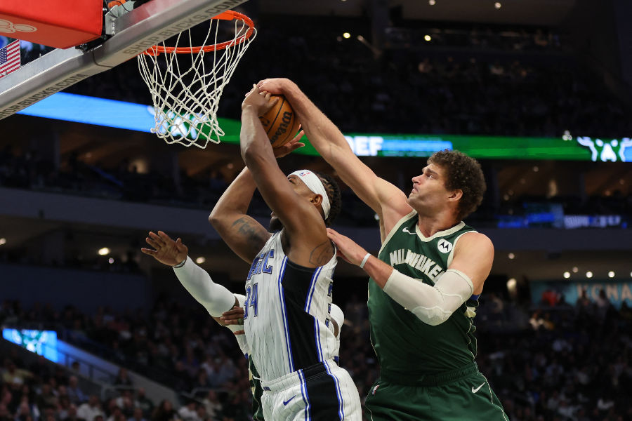 Ein Basketballspieler blockt den Korbleger eines Gegners