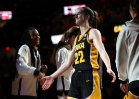 Caitlin Clark von den Iowa Hawkeyes klatscht mit Kolleginnen ab