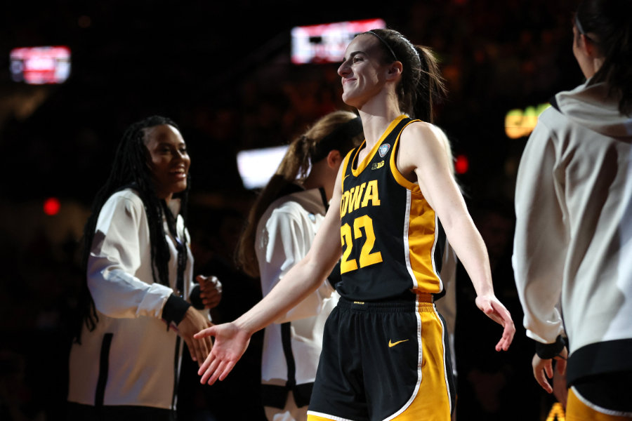 Caitlin Clark von den Iowa Hawkeyes klatscht mit Kolleginnen ab