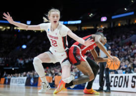 Zwei Basketballerinnen im intensiven Zweikampf