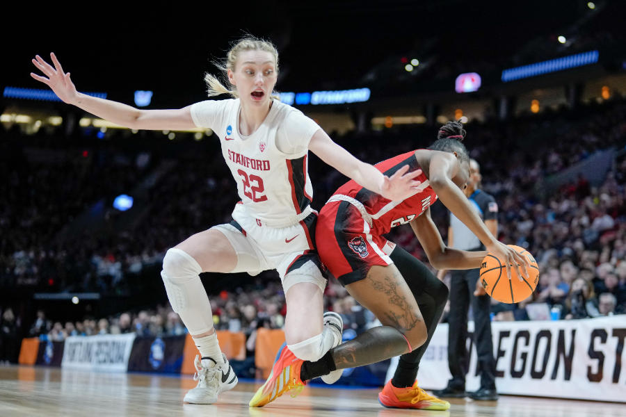 Zwei Basketballerinnen im intensiven Zweikampf