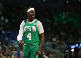 Jrue Holiday von den Boston Celtics grinst