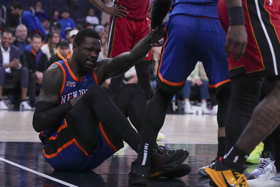 Julius Randle von den New York Knicks sitzt mit schmerzverzerrtem Gesicht auf dem Hallenboden