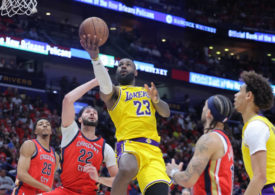 LeBron James von den Los Angeles Lakers setzt sich beim Korbleger gegen mehrere Gegenspieler von den New Orleans Pelicans durch