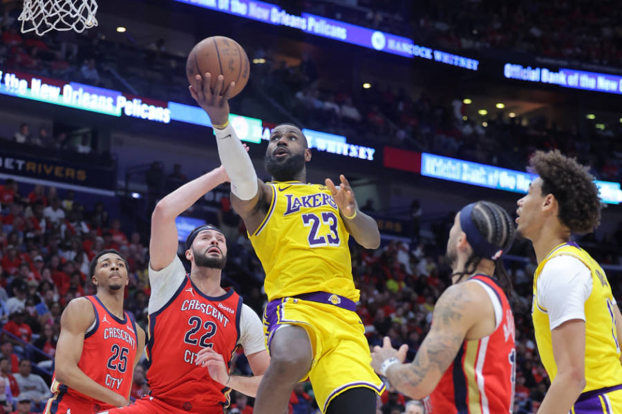 LeBron James von den Los Angeles Lakers setzt sich beim Korbleger gegen mehrere Gegenspieler von den New Orleans Pelicans durch