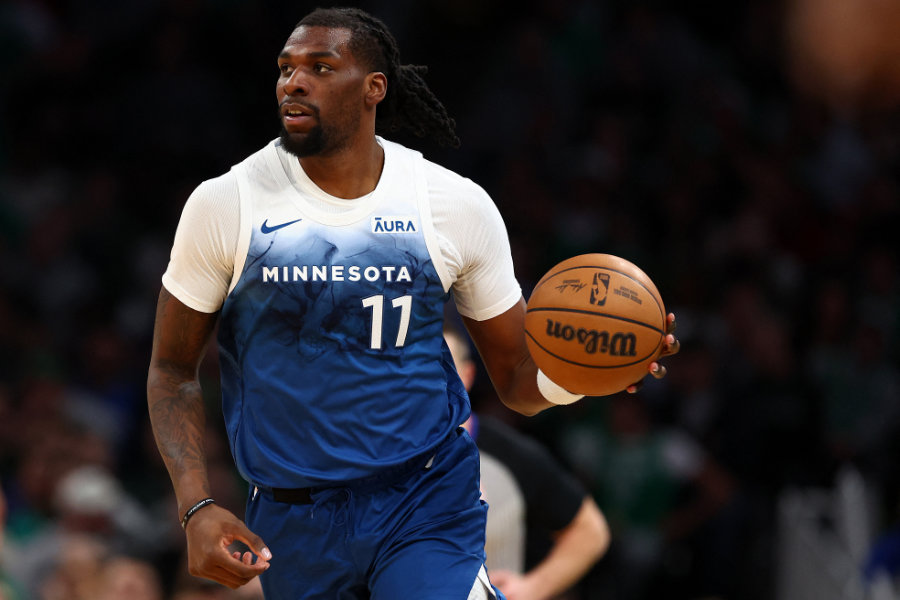 Naz Reid von den Minnesota Timberwolves dribbelt mit dem Ball