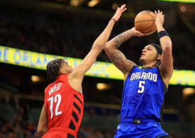 Paolo Branchero von Orlando Magic versucht einen Wurf, während Rayan Ruprt von den Portland Trail Blazers versucht, ihn zu blocken
