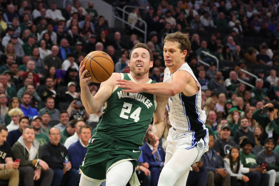 Pat Connaughton von den Milwaukee Bucks im Zweikampf mit Moritz Wagner von den Orlando Magic