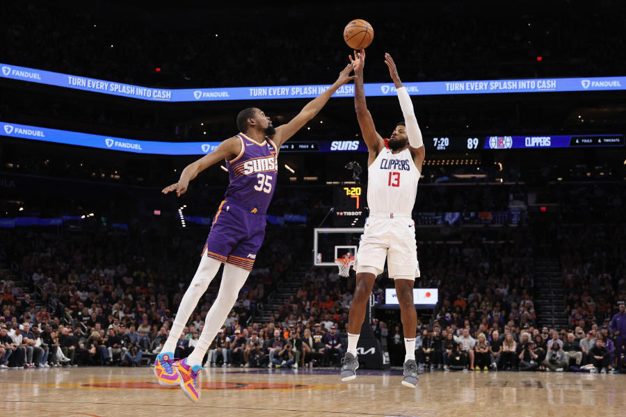 Paul George von den LA Clippers wirft den Ball während Kevin Durant von den Phoenix Suns versucht, ihn zu blocken