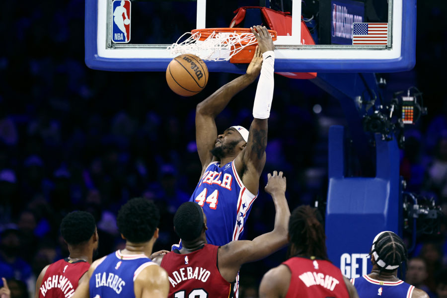 Paul Reed von den Philadelphia 76ers mit einem Dunk gegen Miami Heat