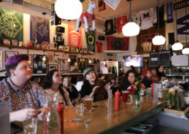 Junge Frauen am Thresen von The Sports Bra in Portland, Oregon