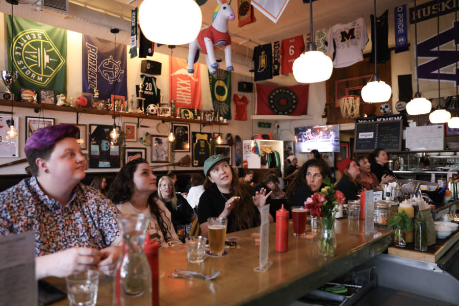 Junge Frauen am Thresen von The Sports Bra in Portland, Oregon