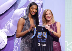 Angel Reese hält das Trikot der Chicago Sky mit WNBA-Commissioner Kathy Engelbert