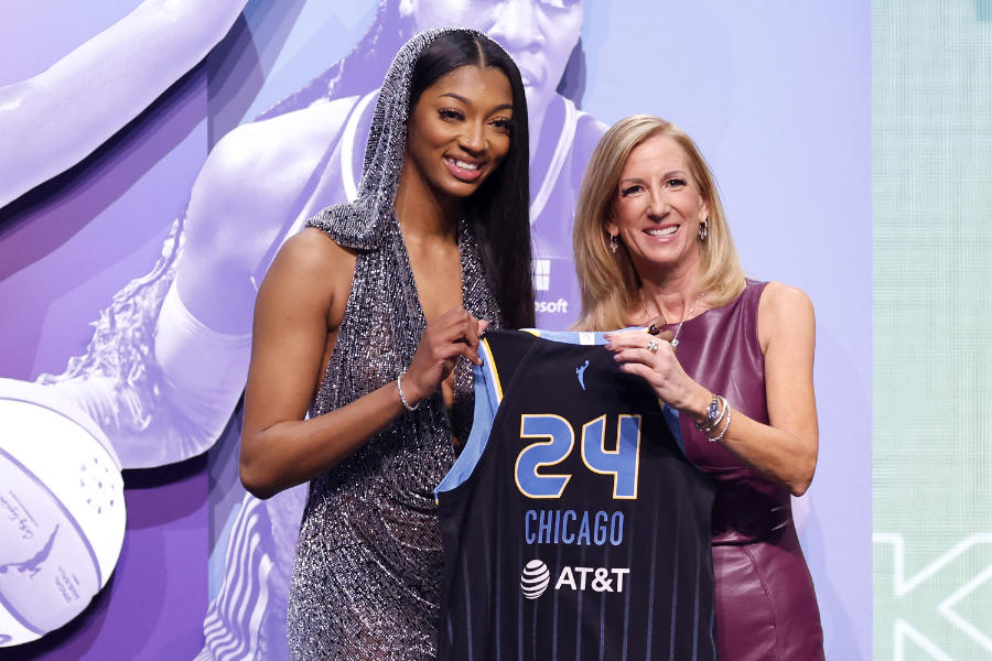 Angel Reese hält das Trikot der Chicago Sky mit WNBA-Commissioner Kathy Engelbert