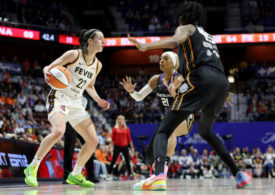Caitlin Clark von den Indiana Fever dribbelt gegen zwei Gegenspielerinnen