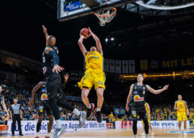 Ein Spieler von ALBA Berlin mit einem Dunking gegen Crailsheim