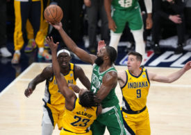 Jaylen Brown macht einen Korbleger gegen drei Gegenspieler