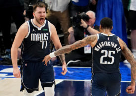 Zwei Spieler der Dallas Mavericks jubeln