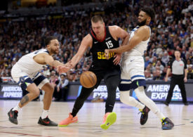 Nikola Jokic von den Denver Nuggets dribbelt gegen zwei Gegenspieler von den Minnesota Timberwolves