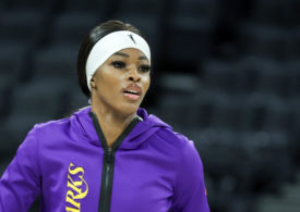 Nahaufnahme von Rickea Jackson in der Trainingsjacke der Los Angeles Sparks